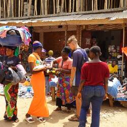 Hier ist der Kleidungsmarkt - ich kaufe Bällchen aus karamellisierter Kondensmilch