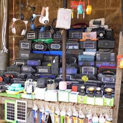 Hier werden viele Radios mit Solarzellen verkauft - praktisch bei der starken Sonne