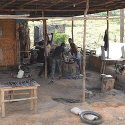 Die Schmiede stellen Macheten her