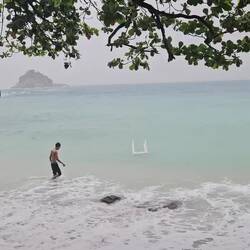 Är het sech mit sim Läbe id Fluete gstürzt u dr Tisch grettet 🤣