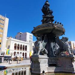 Startplatz mit dem Apollon Theater, das neu ist.