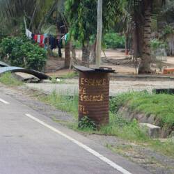 Der Schwarzmarkt bietet häufig 'Essence' - Benzin...