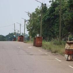 ...in vielen Fässern direkt an der Straße