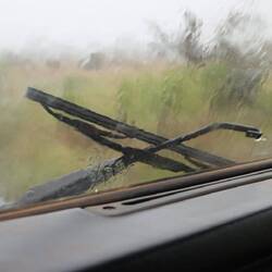 ... natürlich geht im strömenden Regen der Scheibenwischer kaputt