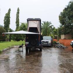 Am Nachmittag parke ich im besten Hotel seit Ghana...