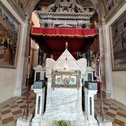 Steinsarkophag mit den Gebeinen der Hl. Euphemia