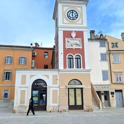 Die Stadtuhr auf dem Platz Trg Maršala Tita