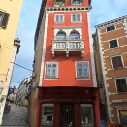 Eines der imposanten schmalen Gebäude