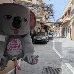 Karnevalsfiguren zieren die Altstadt. Teils mit merkwürdigen Details