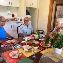 A pleasant farewell afternoon tea hosted by Elspeth for Rosemary, Laurie and me