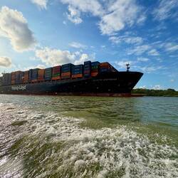 Riesige Containerschiffe
