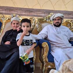 der Hausherr mit seinen Söhnen Mohammed und Kaleb