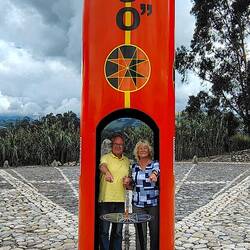 Dieter steht auf der Nordhalbkugel, Vera auf der Südhalbkugel