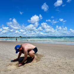Guido budelt ein Loch für Ryan