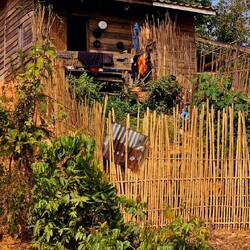 ...mit kleinen Holzhütten wo das Leben stattfindet.