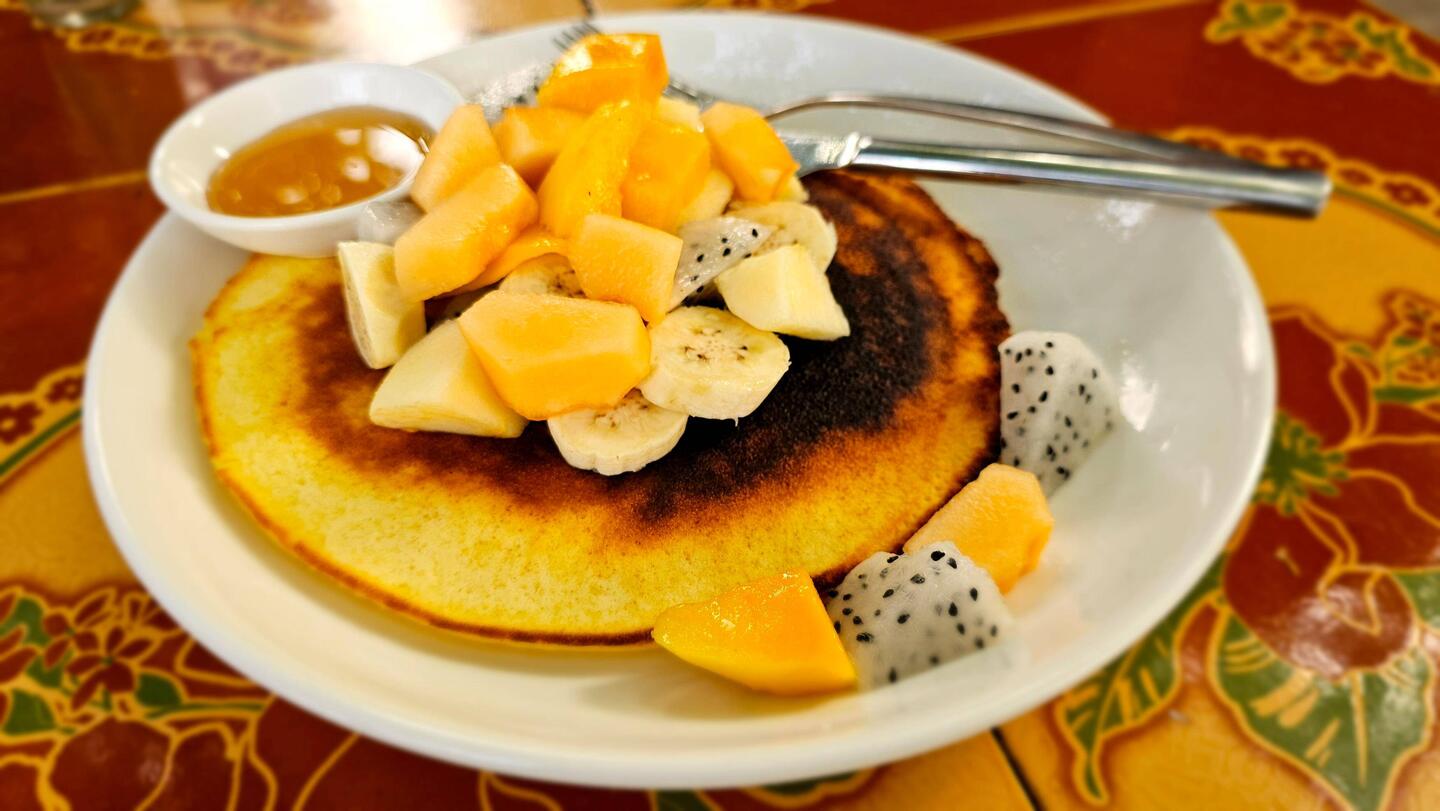 Pancake mit Früchten zum Frühstück.