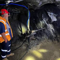 Hier werden Löcher für den Dynamit gebohrt