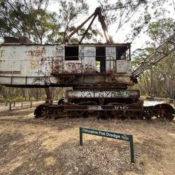 Auf dem Weg kamen wir noch an alten Goldgräberfahrzeugen vorbei