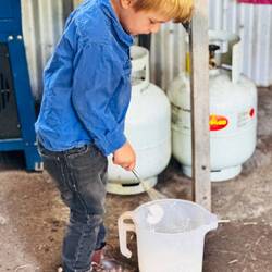 Minifarmer rührt Milchpulver