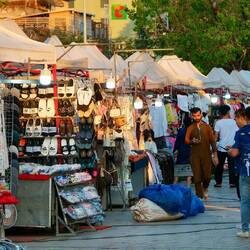 Der tägliche Nachtmarkt am Mekong startet