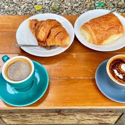 Und dank französischer Kolonialzeit mit herrlichem Kaffee und Croissant