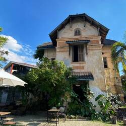 Café mit sehr marodem Charme