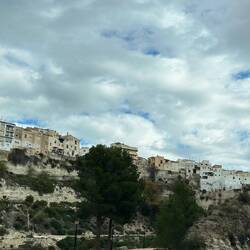 mutige Bauweise direkt über dem Abgrund