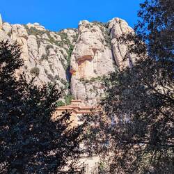 Die Gipfel des Montserrat überragen das Kloster👍