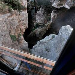 Unglaublicher Kamin, tief unten das Wasser