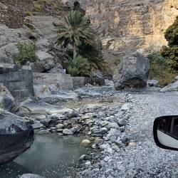 Offroad-Abstecher ein ausgetrocknetes Flussbett entlang..