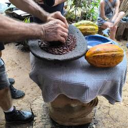 Nach dem Abkühlen werden sie bis zur Paste gemahlen...