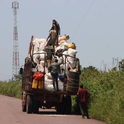Beladen wird auch im Kongo bis zum Maximum, egal ob LKW...