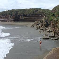Seul sur Truman beach après l'énorme déluge. Belles vagues de 2m