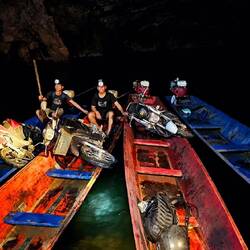 Auch Mopeds werden liegend transportiert! Verrückt.