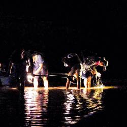 Irgendwas wird an der Bootsschraube gemacht