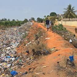 Die grüne Grenze zu Ghana wird als Mülldeponie benutzt. Der linke Streifen ist noch Niemandsland.