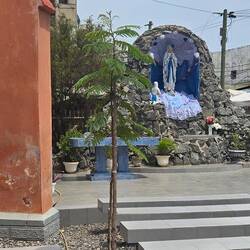 Mitten in der Stadt eine katholische Kirche mit Marien-Grotte