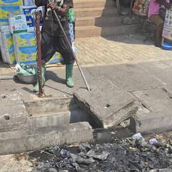 In Togo liegt von allen Besuchern Ländern am wenigsten Müll herum. Hier wird die Gosse gereinigt.
