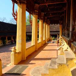 Anders als im restlichen Laos wurde hier ein Kloster rund um den Tempel gebaut