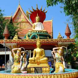 Soooo viele Statuen rund um die Stupa