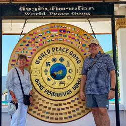 Der Weltfriedensgong der in mehreren Städten der Welt hängt.