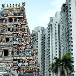 Moderner Hindu-Tempel im Kontrast der Großtadt