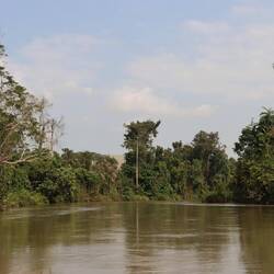 Schließlich fahren wir mit dem Boot über den Fluss...