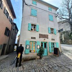 Restaurant "Konoba Mondo", Füße hoch beim Laufen, alles sehr uneben!