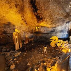 Die Grotte im Berg hinter dem Gebäude