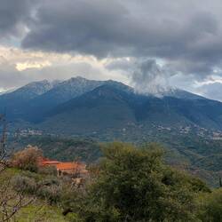 Kastri, eines der vielen Bergdörfer, in denen die Welt stehen geblieben ist