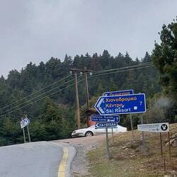 Schifahren ist hier Pflicht. Oben liegt sehr viel Schnee. Es ist besonders bei den Athenern beliebt