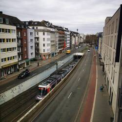 Der Blick aus unserem Hotelfenster auf die Wehrhahnstraße. Wir wollten es genau so.