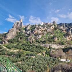 Von der Fahrradtrasse auf das Örtchen oben am Berg