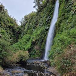 Der etwa 25 m hohe Wasserfall